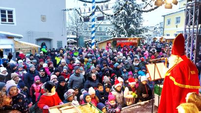Bild: lg
Sankt Nikolaus war auch heuer wieder ein Besuchermagnet beim Christkindlmarkt Oberviechtach, als er zusammen mit einer Engelschar 500 Päckchen an die Kinder verteilte.