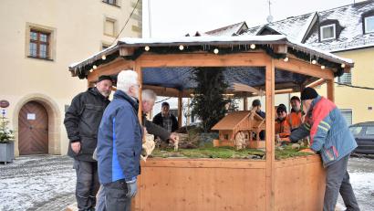 Bild: rgr
Am Donnerstag wurde die Krippe der Schnitzergemeinschaft Grafenwöhr aufgestellt.