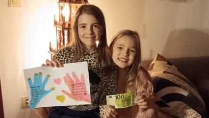 Bild: Schiller/exb
Emily Brust (links) und Klara Schiller wollten Hanna aus Püchersreuth nicht nur die 100 Euro spenden, sondern haben sogar ein Bild gemalt.