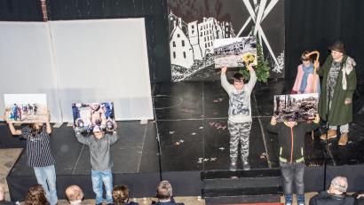 Bild: Thomas Sporrer 
Nach den Szenen im 11. Tirschenreuther Krippenspiel in der Aula der Mittelschule erfolgte immer wieder der Bezug zur Gegenwart in Bildern von Flucht, Hunger, Ausgrenzung und Zerstörung.