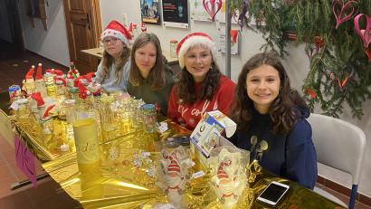 Bild: Sandra Hering, RTO/exb
Für den Weihnachtsmarkt hatten Schüler unter anderem selbstkreierte Feenlichter gebastelt.