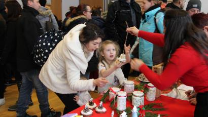 Bild: prh
Großen Besucherzuspruch fand der Adventsbasar in der Aula der St. Felix Schule. Er war einmal mehr einer der Höhepunkte im Schuljahr.