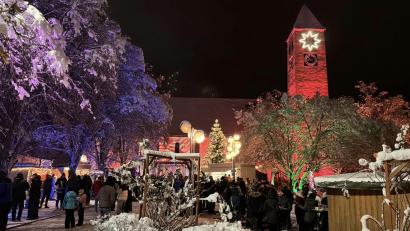 Bild: mab
Traumhaft die farbenfrohe Kulisse vor Kirche und Rathaus: Hier hat der Schwarzenfelder Weihnachtsmarkt seinen ganz besonderen Charme.