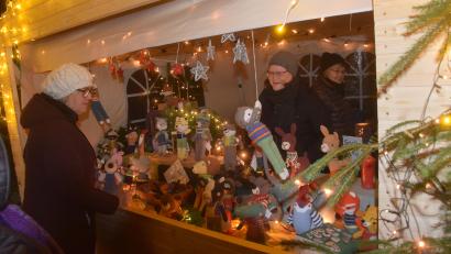 Bild: fz
Neben weihnachtlichen Speisen und heißen Getränken gibt es auch Deko und Strickwaren auf dem Bechtsriether Weihnachtsmarkt am 9. und 10. Dezember.