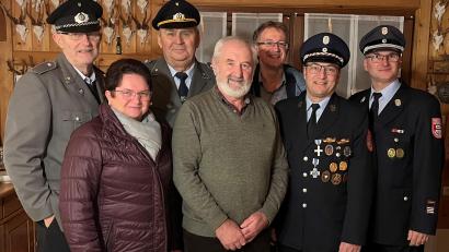 Bild: Weiß/exb
Abordnungen von Feuerwehr, Soldaten- und Kriegerkameradschaft und der Pfarrei St. Nikolaus gratulierten Michael Weiß (Mitte) zum 75. Geburtstag und wünschten weiterhin alles Gute.