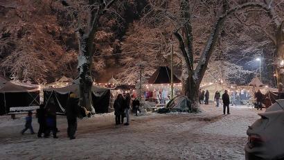 Bild: mfh
Eingebettet in eine weiße Traumlandschaft war dieses Jahr der Weihnachtsmarkt zum Winter-Anna-Fest.