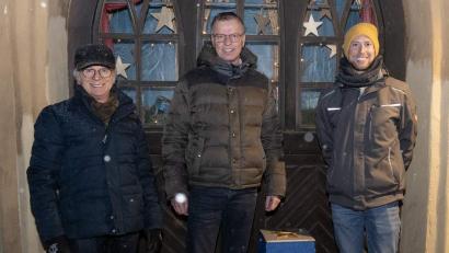Bild: u
Bürgermeister Hermann Falk (Mitte) öffnete am Freitag das erste Türchen des 21. Lebendigen Adventskalenders. Links im Bild der Gewerbeverbandsvorsitzenden Alfred Härtl, rechts der Vorsitzende des Heimat- und Trachtenvereins, Michael Meier.