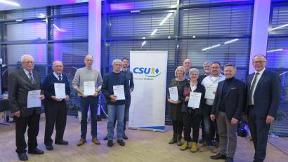 Bild: CSU-Ortsverband/exb
Bürgermeister Roman Schäffler und MdL Tobias Reiß (von rechts) gratulierten den Jubilaren.