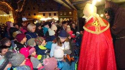 Bild: hm
Sankt Nikolaus verteilt an die Kinder kleine Geschenke.