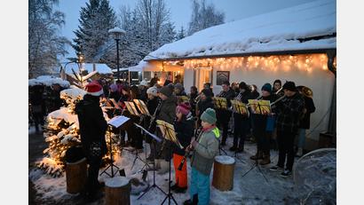 Bild: kki
"Es wird scho glei dumpa" stimmten die BlechFrösch an, als die Dämmerung einsetzte und den Weihnachtsmarkt in ein stimmungsvolles Licht tauchte.