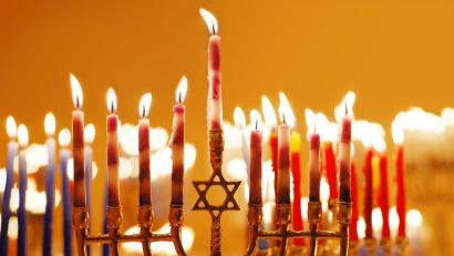 Symbolbild: iStockphoto.com/blueenayim 
Neun Kerzen haben auf dem typischen Chanukka-Leuchter-Platz. Ab 7. Dezember wird jeden Tag eine weitere entzündet. In Regensburg gibt es zum Auftakt des Festes ein Zeichen der Solidarität.