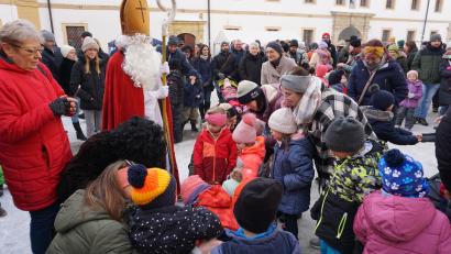 Bild: tra
Der Nikolaus und sein Knecht beschenkten die Kinder.