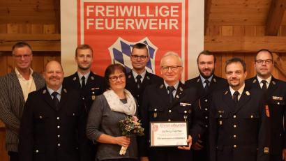 Bild: u
Die Feuerwehr Steiningloh-Urspring würdigte die großen Verdienste von Ludwig Fischer mit der Ernennung zum Ehrenkommandanten. (von links): Bürgermeister Herrmann Falk, stellvertretender Vorsitzender Michael Schulze, Vorsitzender Michael Pfab, Hedwig Fischer, Kommandant Josef Giehrl, Ehrenkommandant Ludwig Fischer, stellvertretender Kommandant Quirin Stauber, Kreisbrandinspektor Michael Iberer und Kreisbrandmeister Marco Weiß .