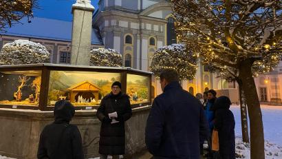 Bild: Inge Frank/exb
Bürgermeister Bernd Sommer hat am Freitag die Krippenausstellung auf dem Diepold-Brunnen eröffnet.