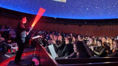 Bild: Stefan Seitz/exb
Ein ungewöhnlicher Konzertort für die Neunburger Stadtkapelle: Die Sternenkuppel des Planetariums Nürnberg.