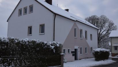 Bild: fla
Das ehemalige Schulhaus in Lennesrieth wurde von der Regierung der Oberpfalz zur Unterbringung von Flüchtlingen angemietet. 20 bis 25 Personen könnten dort untergebracht werden.