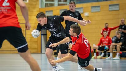 Bild: Günter Uschold
Oliver Landgraf (am Ball) und die HSG Nabburg-Schwarzenfeld bezwangen im Derby den HV Oberviechtach deutlich mit 31:22.