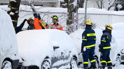 Bild: Sven Hoppe /exb
Schnee und Eis haben im Süden Bayerns auf den Straßen und bei der Bahn für Chaos gesorgt. 785 Mal rückten die Einsatzkräfte am Wochenende aus.