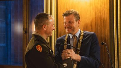 Bild: Spc. Christian Carrillo
Der Kommandeur des Ausbildungskommandos der siebten US-Armee, Steven P. Carpenter und Nürnbergs Oberbürgermeister Marcus König.