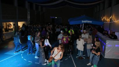 Bild: sne
Über 400 Menschen feierten in der Stadthalle zu Hits aus den 1990er und 2000er Jahren.