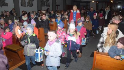 Bild: fz
Singend mit ihren Laternen ziehen die Kinder zur Martinsfeier in die Kirche ein.