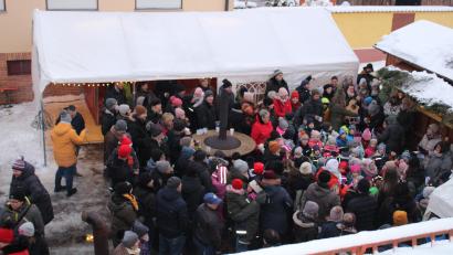 Bild: ral
Die Kinder des Kindergartens singen ihre Lieder auf dem Weihnachtsmarkt in Schmidgaden.