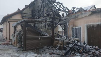 Bild: Hösamer
Ein Brand in Högling sorgte in der Nacht zum Montag für einen Großeinsatz der Feuerwehren. Das Haus ist unbewohnbar.