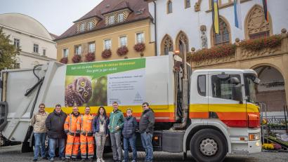 Bild: Michael Golinski/exb
Was macht ein Müllfahrzeug auf dem Marktplatz? Die Antwort: Werbung für eine neue Aktion der städtischen Abfallberatung.