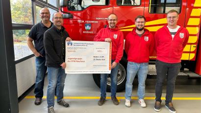 Bild: Kappl, Andreas [kap]
Der Bayern Fanclub unterstützt die Neuhauser Jugendfeuerwehr mit einer Spende: (von links) Andreas Bogner, Christian Windschiegl, Sebastian Bergler, Johannes Schönberger und Andreas Witt.