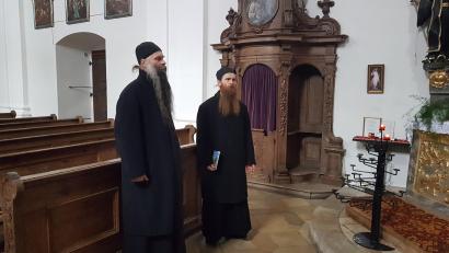 Bild: gi
Die beiden Mönche aus dem Weserbergland waren von der Akustik in der Wieskirche so begeistert, dass sie einfach singen mussten. Zufällig anwesende Kirchenbesucher waren fasziniert.