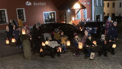 Bild: Josef Glas
Die Kinder gehen beim Martinszug singend Richtung Pfarrkirche "St. Michael".