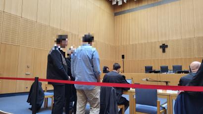 Bild: Würth, Wolfgang
Die drei Angeklagten unterhalten sich am Montag in einer der vielen Beratungspausen.