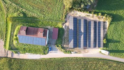 Bild: Zweckverband Nord-Ost-Gruppe/exb
Die PV-Anlage in Erzhäuser wird sich dank der EFRE-Förderung schnell amortisieren, da der erzeugte Strom in der Aufbereitungsanlage verwendet wird.