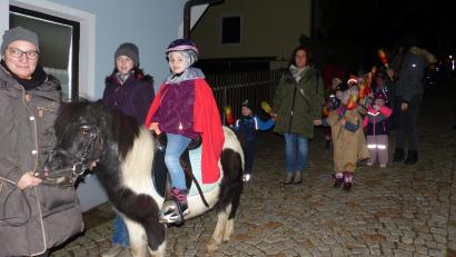 Bild: sl
Die fünfjährige Emily darf als St. Martin zu Pferd den Zug um die Burg anführen.