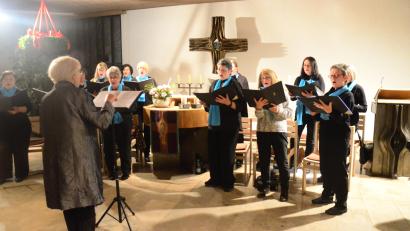 Bild: Kunz
"CHORisma" singt im gut besuchten Gemeindezentrum Kreuz Christi Weihnachtslieder.