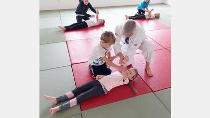 Bild: fz
Beim Judo-Schnuppern dürfen die Kinder unter Anleitung von Arthur Hofmann einfache Griffe untereinander anwenden.