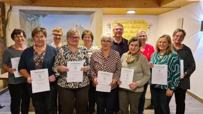 Bild: Cornelia Schreffl/exb
Der Frauenbund Parkstein hat treue Mitglieder: (von links:) Angela Hösl, Andrea Bäumler, Karin Zankl, Rosi Kastner, Elisabeth Heinl, Ingrid Senft, 1. Bürgermeister Reinhard Sollfrank, Rosa Spiegl, 1. Vorsitzende Cornelia Schreffl, Tanja Schraml, Elisabeth Dütsch.