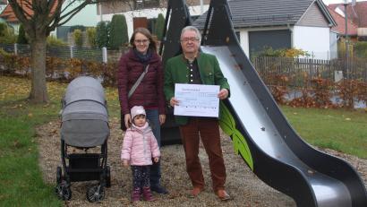 Bild: wro
Mit der Anschaffung einer kleinkindgerechten Rutsche für den Spielplatz in Tirschnitz geht ein Wunsch der zweijährigen Valentina Thoma (vorne) in Erfüllung. Zur Finanzierung beigetragen hat auch Bürgermeister Toni Dutz mit einer Privatspende. Mit im Bild Valentinas Mama Theresia.
