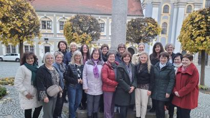 Bild: Martina Fleischer/exb
Ein "Schulmädels-Klassentreffen" hatten die Geburtsjahrgänge 1962/63 organisiert. Am Brunnen auf dem Basilikaplatz stellten sich die Teilnehmerinnen zum Erinnerungsbild.