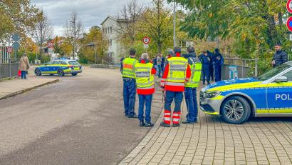 Bild: Christina Häußler/Einsatz-Report24/dpa
Bei einem Großeinsatz der Polizei an einer Schule in Offenburg ist ein Tatverdächtiger festgenommen worden.