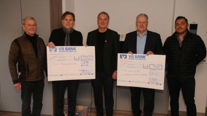 Bild: Joachim Gebhardt
Der Auftakt zur diesjährigen Spendenaktion ist gemacht: Hans-Jürgen Nägerl vom Weißen Roß in Illschwang überreichte einen Scheck über 500 Euro an Landrat Richard Reisinger für den Hilfsfonds „Hilfe zum Helfen“. 500 Euro gingen außerdem an das Ernst-Naegelsbach-Haus.