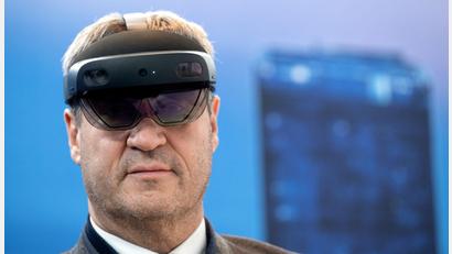 Bild: Sven Hoppe/dpa
Bayern Minsterpräsident Markus Söder in der Zentrale des Mobilfunk-Anbieters Telefónica (O2).