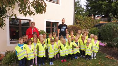 Bild: Kindergarten Weidenthal/exb
Der Tüv Süd überreicht Warnwesten für den Kindergarten in der Gemeinde Guteneck.
