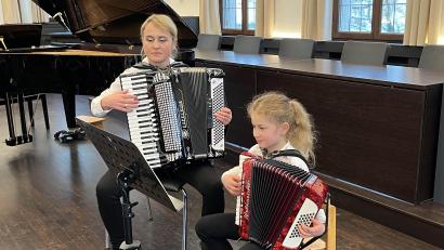 Bild: zch
Katharina Stock, die zusammen mit ihrer Mutter Marianne Stock drei Szenen aus den Märchenbildern „Hänsel und Gretel“ auf dem Akkordeon spielte.