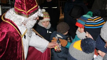 Bild: prh
Höhepunkt des Weihnachtsmarkts der Musikschule war der Besuch des Heiligen Nikolauses. Jedes Kind durfte ein kleines Geschenk mit nach Hause nehmen.