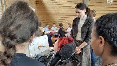 Bild: Lebenshilfe Mitterteich/exb
Künstlerin Veronika Svatošová zeigte, wie Mund-Malen funktioniert.