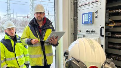 Bild: Bayernwerk Netz GmbH/Johanna Härtl
Jan Böhringer und Thilo Hoffmann im Umspannwerk Etzenricht.