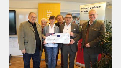Bild: Pollingerexb
Ernst Schober (links) übergibt den Spendenscheck an die Johanniter.