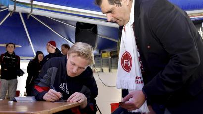 Bild: Hubert Ziegler
Auch der erste Vorsitzende der 1.FCN-Freunden Hirschau, Markus Hirschmann, nutze die Gelegenheit und schnappte sich ein Autogramm von Mats Möller Daehli.