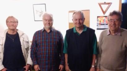 Bild: Schachclub Mitterteich/exb
Die Kreis-Blitz-Einzelmeisterschaft fand kürzlich in Mitterteich statt. Im Bild (von links) Michael Mücke, Paul Trapp, Turniersieger Thoralf Kirschnek und Kreisspielleiter Karl-Johan Laustsen.